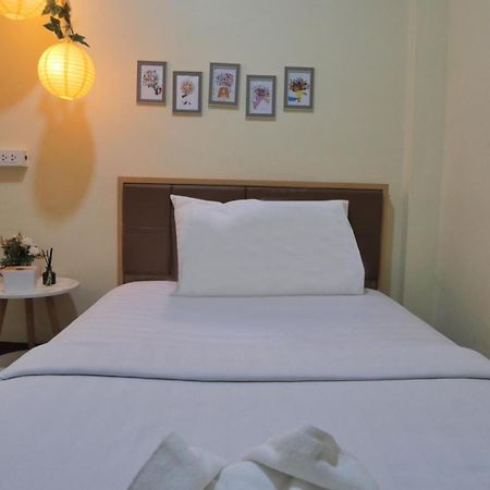 Hostel Ez Sleep @ Ratchada 19 Bangkok Exterior foto