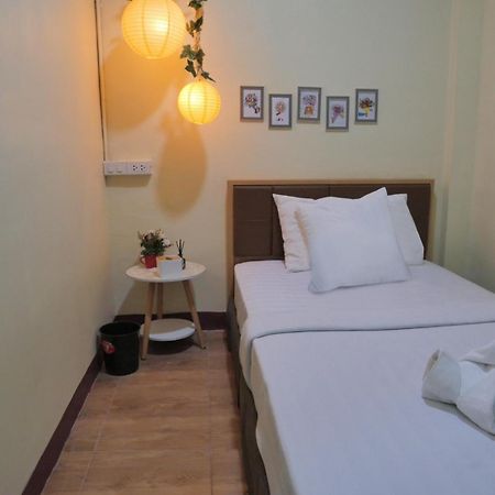 Hostel Ez Sleep @ Ratchada 19 Bangkok Exterior foto