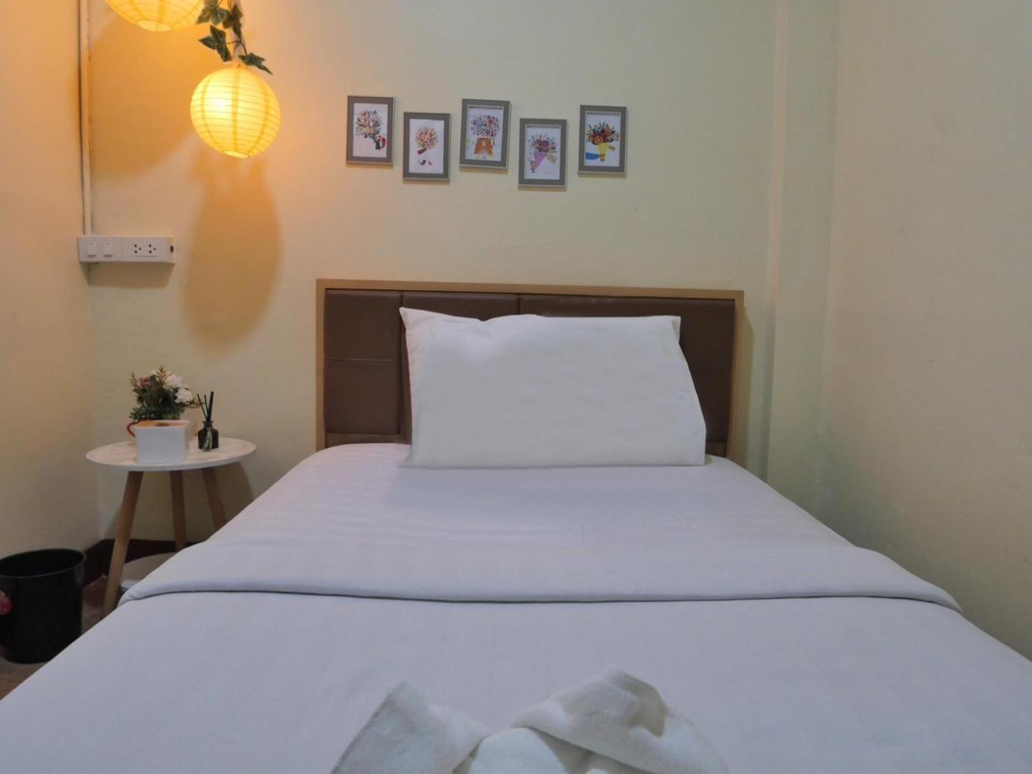 Hostel Ez Sleep @ Ratchada 19 Bangkok Exterior foto
