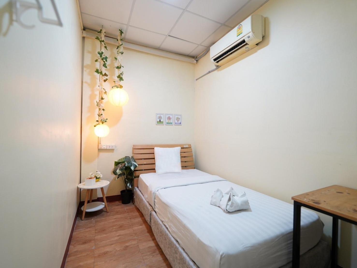 Hostel Ez Sleep @ Ratchada 19 Bangkok Exterior foto