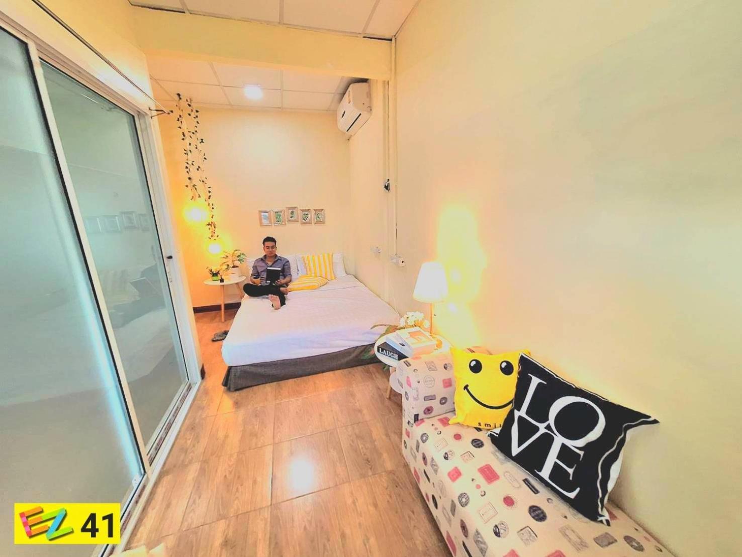 Hostel Ez Sleep @ Ratchada 19 Bangkok Exterior foto